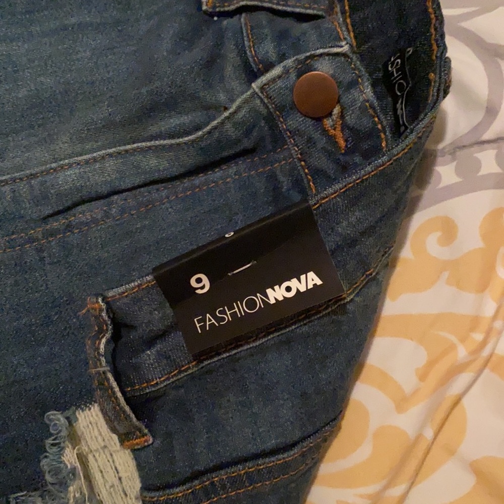 Darkwash denim short for sale , haven’t been used brand new, Size 9 - Picture 2 of 3